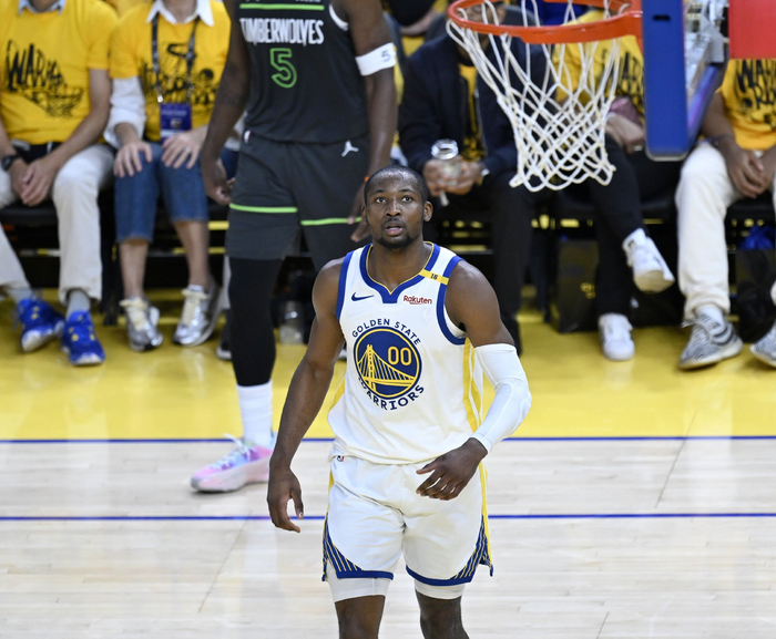  爱德华兹隔扣震撼全场，森林狼新星闪耀助队轻取黄蜂